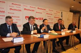 Przedstawiciele Spółki KM, Urzedu Marszałkowskiego oraz Stadlera podczas podpisywania rekordowej umowy dotyczącej zamówienia na dostawę 71 elektrycznych zespołów trakcyjnych.