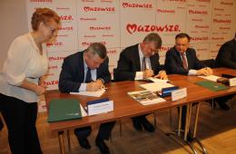 Przedstawiciele Spółki KM oraz Urzedu Marszałkowskiego podczas podpisywania umowy 