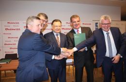 Przedstawiciele Spółki KM, Urzedu Marszałkowskiego oraz Stadlera po podpisaniu rekordowej umowy dotyczącej zamówienia na dostawę 71 elektrycznych zespołów trakcyjnych