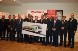 Przedstawiciele Spółki KM, Urzedu Marszałkowskiego oraz Stadlera po podpisaniu rekordowej umowy dotyczącej zamówienia na dostawę 71 elektrycznych zespołów trakcyjnych