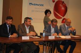 Przedstawiciele przewoźników kolejowych podczas konferencji prasowej