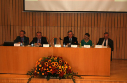 Przedstawiciele, samorządowcy, politycy, naukowcy na konferencji 