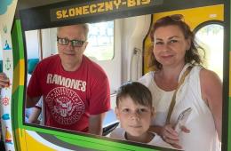 Podróżni w fotoramce w kształce pociągu "Słoneczny - BIS"