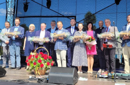 Przestawiciele KM, UMWM I władz loklanych na scenie