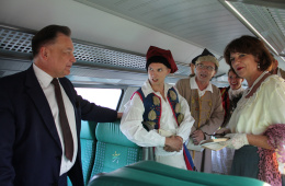 Adam Struzik wraz aktorami, którzy czytali "Wesele" na pokładzie pociagu KM
