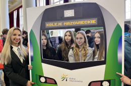 Pozowanie do zdjęć w ramce pojazdu FLIRT ER160. 