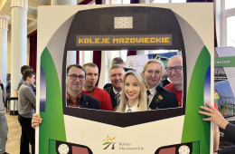 Pozowanie do zdjęć w ramce pojazdu FLIRT ER160. 