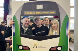 Pozowanie do zdjęć w ramce pojazdu FLIRT ER160. 