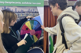 Stoisko KM podczas targów praktyk zawodowych - konkurs wiedzy.