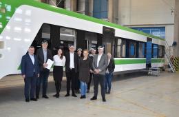 Pudło ezt ER160 FLIRT3 i przedstawiciele spółek KM i Stadler Polska 