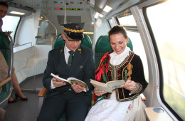 Kierownik pociągu wraz z aktorką czytają "Wesele" 