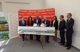 Przedstawiciele Urzędu Marszałkowskiego Województwa Mazowieckiego, Kolei Mazowieckich, Stadlera i Komisji Europejskiej na konferencji dotyczącej zakupu 14 pojazów FLIRT
