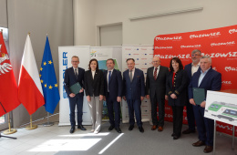 Przedstawiciele Urzędu Marszałkowskiego Województwa Mazowieckiego, Kolei Mazowieckich, Stadlera i Komisji Europejskiej na konferencji dotyczącej zakupu 14 pojazów FLIR