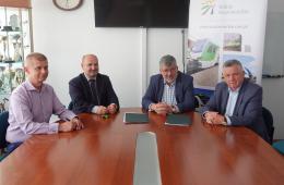 Przedstawiciele Kolei Mazowieckich i PESA Mińsk Mazowiecki podczas podpisania umowy na przeprowadzenie napraw pojazdów EN57AKM