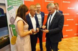 Przedstawiciele Samorządu Województwa Mazowieckiego oraz Spółki KM testują Aplikację mobilną KM