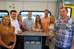 Przedstawiciele Spółki KM i Stadler Polska Sp. z o. o. w ezt ER160 FLIRT3
