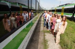 Przedstawiciele Spółki KM i Stadler Polska Sp. z o. o. na tle ER160 FLIRT3