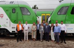 Przedstawiciele Spółki KM i Stadler Polska Sp. z o. o. na tle ER160 FLIRT3