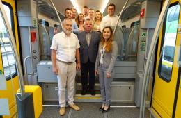 Przedstawiciele Spółki KM i Stadler Polska Sp. z o. o. w ezt ER160 FLIRT3