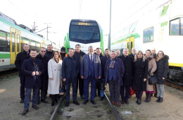 fot. Przedstawiciele Kolei Mazowieckich oraz Stadlera przed pojazdem FLIRT ER160 o nr 45