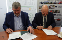 Robert Stępień – Prezes Zarządu KM oraz Jacek Bilski – Prezes Zarządu PESA Mińsk Mazowiecki S.A. podczas podpisywania umowy na P4 wagonów piętrowych.