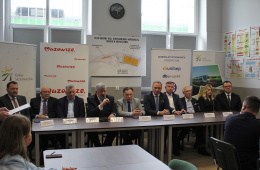 Przedstawiciele Władz Województwa, Kolei Mazowieckich i konsorcjum  UNIBEP S.A., EL-IN Sp. z o.o. i DB PROJEKT Sp. z o.o. podczas podpisania umowy na zaprojektowanie i wybudowanie hali utrzymaniowo-naprawczej pojazdów kolejowych w Sochaczewie.