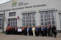 Przedstawiciele Władz Województwa, Kolei Mazowieckich i konsorcjum  UNIBEP S.A., EL-IN Sp. z o.o. i DB PROJEKT Sp. z o.o. podczas podpisania umowy na zaprojektowanie i wybudowanie hali utrzymaniowo-naprawczej pojazdów kolejowych w Sochaczewie.