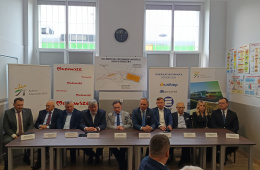 Przedstawiciele Władz Województwa, Kolei Mazowieckich i konsorcjum  UNIBEP S.A., EL-IN Sp. z o.o. i DB PROJEKT Sp. z o.o. podczas podpisania umowy na zaprojektowanie i wybudowanie hali utrzymaniowo-naprawczej pojazdów kolejowych w Sochaczewie.