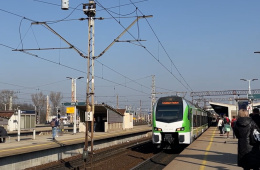 Pociąg KM na stacji Warszawa Wschodnia