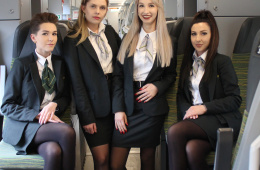 Kierowniczki pociągu Kolei Mazowieckich na pokładzie pojazdu FLIRT ER160