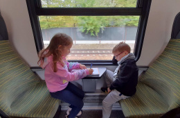 Dzieci podróżujące pociągiem KM, fot. Piotr Goszczycki