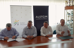 Reprzezentacja KM oraz Alstomu podczas podpisania umowy na naprawę P5 wagonów piętrowych Twindexx 