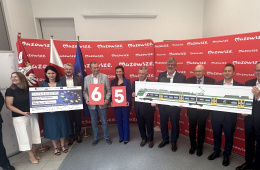 Przedstawiciele KM, Stadler oraz UMWM podczas podpisania umowy