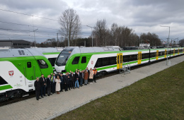Przedstawiciele KM, Stadlera oraz władz lokalnych na odbiorach pojazdów typu FLIRT ER160
