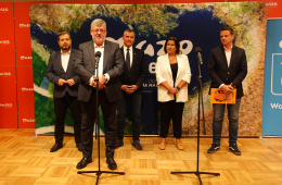 Robert Stępień, prezes zarządu Kolei Mazowieckich, Krzysztof Grzegorz Strzałkowski, radny województwa i przewodniczący klubu KO w Sejmiku Województwa Mazowieckiego, Rafał Rajkowski, wicemarszałek Województwa Mazowieckiego, Katarzyna Strzegowska, dyrektor Zarządu Transportu Miejskiego oraz Rafał Trzaskowski Prezydent m. st. Warszawy na konferencji o nowej ofercie Mazobilet
