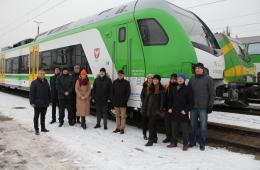 Przedstawiciele KM i Stadler Polska przed nowym pojazdem FLIRT ER160