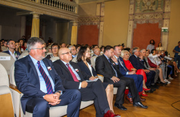 Zdjęcie osób uczestniczących w konferencji na temat Tadeusza Mazowieckiego 