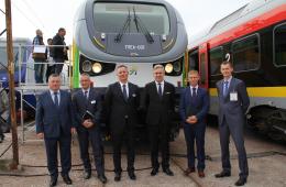 Czesław Sulima, członek zarządu, dyrektor eksploatacyjny oraz Dariusz Grajda, członek zarządu, dyrektor handlowy, Krzysztof Rodziewicz, z-ca dyrektora Departamentu Nieruchomości i Infrastruktury Urzędu Marszałkowskiego Województwa Mazowieckiego. PESA: Marcin Jędryczka, członek zarządu, dyrektor marketingu i rozwoju, Maciej Walczak, szef kontraktu pojazdów piętrowych oraz Maciej Maciejewski, dyrektor rynku marketingu pojazdów kolejowych.