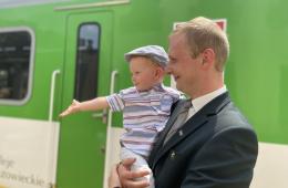 Zdjęcie kierownika pociągu KM z dzieckiem 