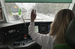 Anna Sobotka pozdrawia maszynistę jadącego w przeciwnym kierunku