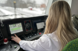 Anna Sobotka w kabinie maszynisty prowadzi pojazd EN57 AL