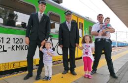 Zdjęcie rodzinne ynów (maszynista, kierownik pociągu) z dziećmi i ojciem (maszynistą KM) na stacji Radom przed pojazdem KM