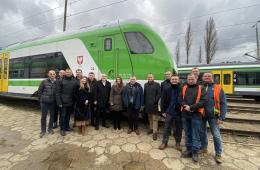 Przestawiciele KM i Stadler Polska przed pierwszym odebranym pojazdem z czwartej umowy wykonawczej