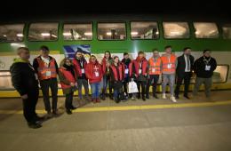 Wolontariusze wraz z pracownikami KM przed pociągiem humanitarnym KM