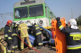 Symulacja zderzenia samochodu osobowego z pociągiem Kolei Mazowieckich