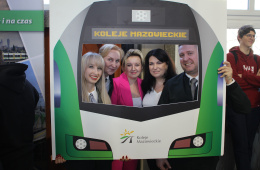 Pozowanie do zdjęć w ramce pojazdu FLIRT ER160. 