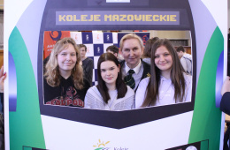 Pozowanie do zdjęć w ramce pojazdu FLIRT ER160. 