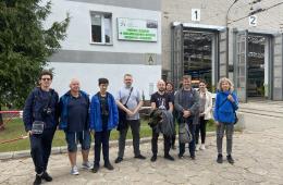 Uczestnicy wycieczki przed Halą w Sekcji Napraw i Eksploatacji Taboru Warszawa Grochów