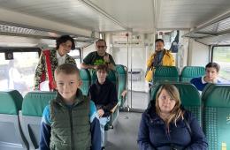Uczestnicy wycieczki na pokładzie pociągu KM