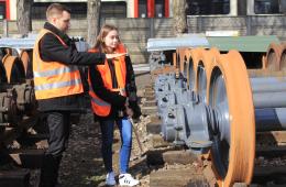 Uczestniczka Dnia Przedsiębiorczości na terenie zaplecza technicznego KM 